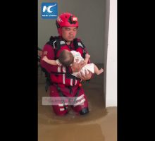 Cina, vigile del fuoco salva bimbo di tre mesi dalle inondazioni