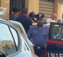 Omicidio a Palermo, l'uomo barricato si arrende e viene arrestato: le immagini