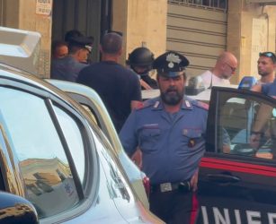 Omicidio a Palermo, l'uomo barricato si arrende e viene arrestato: le immagini
