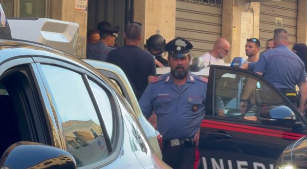 Omicidio a Palermo, l’uomo barricato si arrende e viene arrestato: le immagini