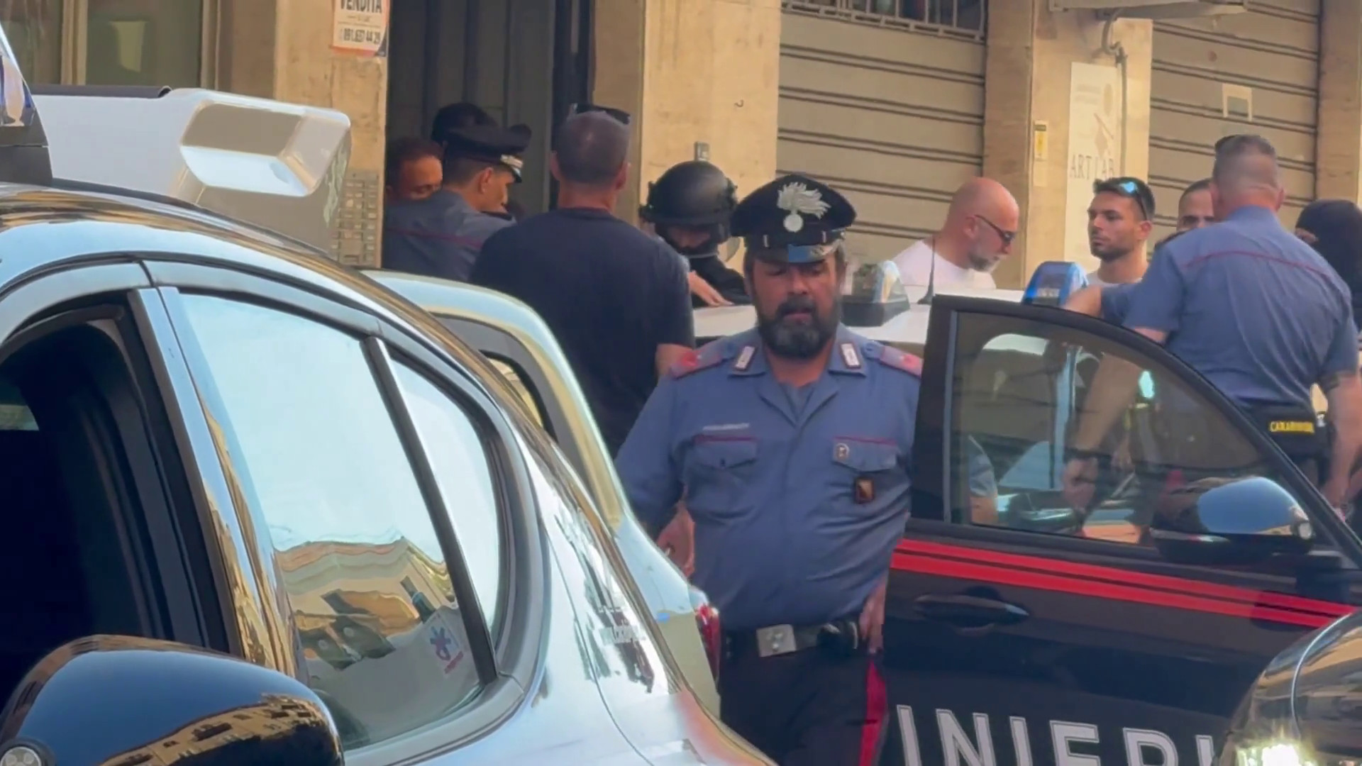 Omicidio a Palermo, l'uomo barricato si arrende e viene arrestato: le immagini