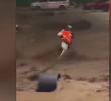 Inondazioni Cina,le immagini di un'automobilista salvata dalla furia delle acque