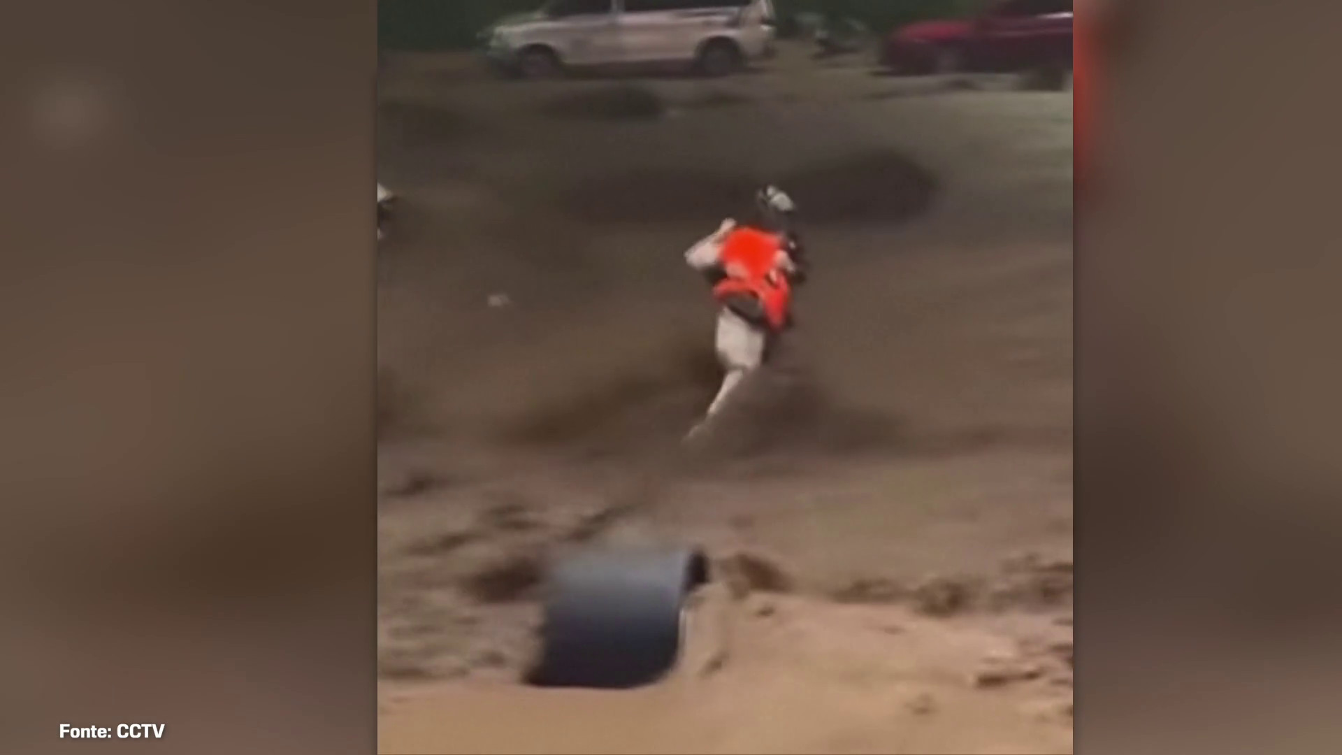 Inondazioni Cina,le immagini di un'automobilista salvata dalla furia delle acque