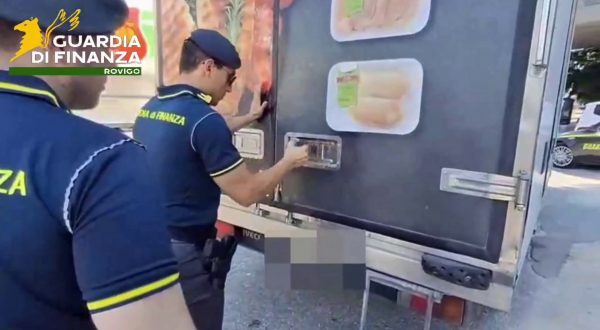 Sequestrati a Rovigo 450 kg di carne scaduta e 3 tonnellate di verdura marcia