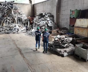 Traffico di rifiuti verso il Pakistan, sequestri e perquisizioni nel Bresciano