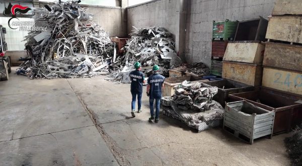 Traffico di rifiuti verso il Pakistan, sequestri e perquisizioni nel Bresciano